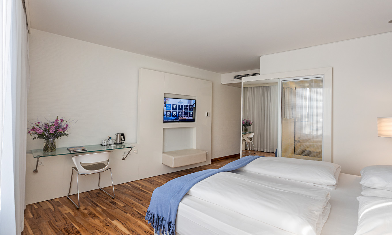 El cuarto Deluxe Premium del Pestana Berlin Tiergarten tiene cama doble, escritorio y televisión
