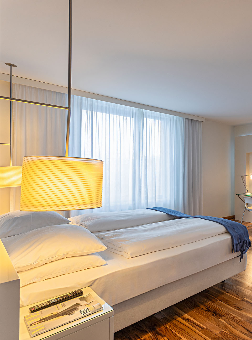 El cuarto Grand Deluxe del Pestana Berlin Tiergarten tiene cama doble, televisión, sofá, sillón y escritorio