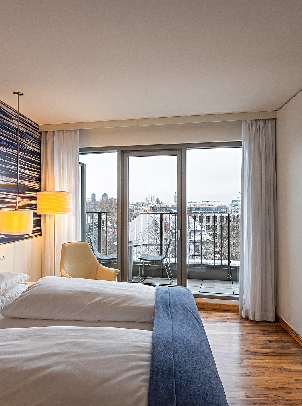 El Cuarto Premium con Balcón del Pestana Berlin Tiergarten tiene televisión, balcón con vista a la ciudad y un sillón