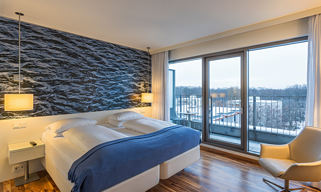 El Cuarto Premium con Balcón y Vista del Pestana Berlin Tiergarten tiene cama doble, sillón y balcón con vista