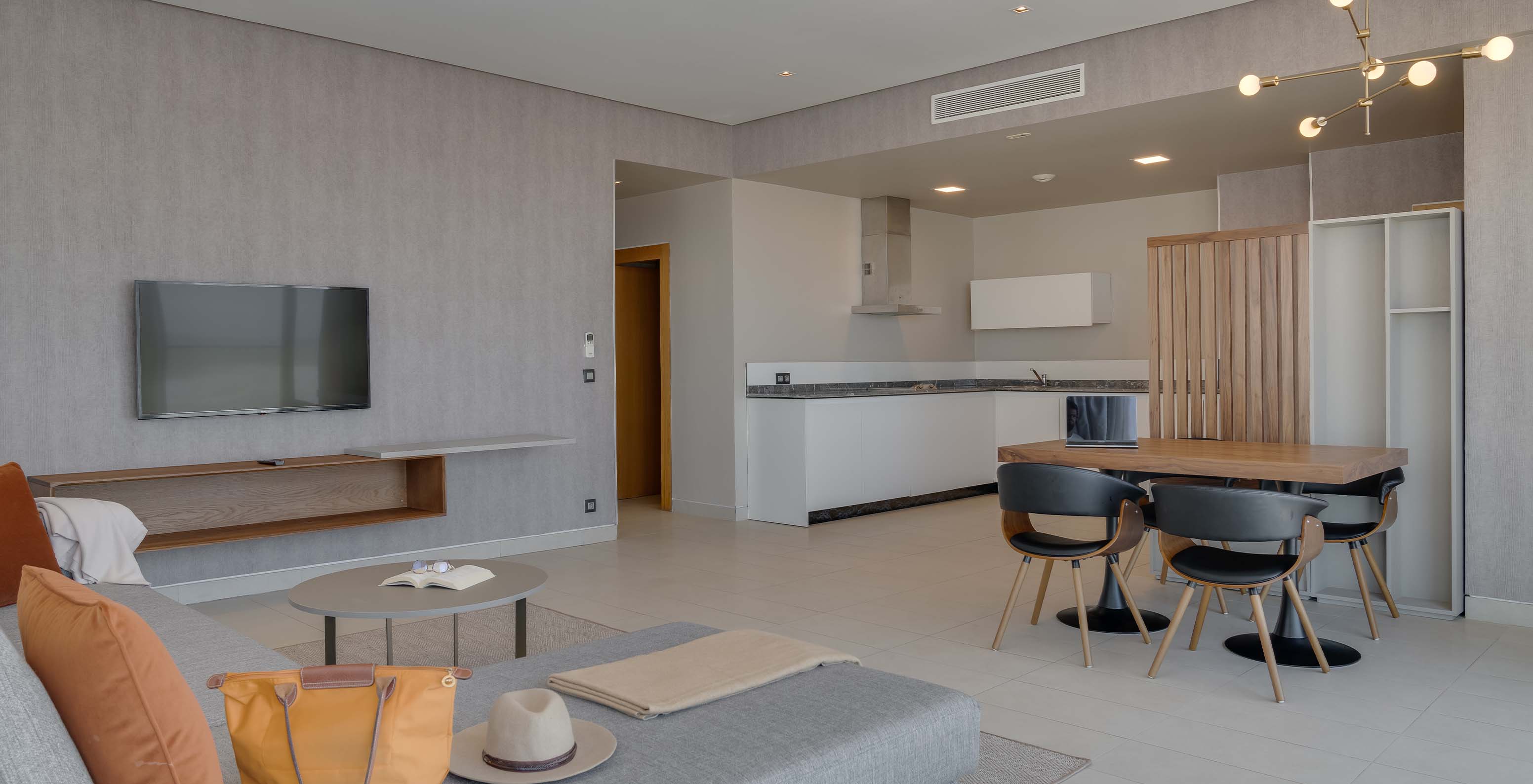 La Suite Familiar Corniche del Pestana Casablanca tiene sala espaciosa con sofá, tv, mesa de comida y kitchenette