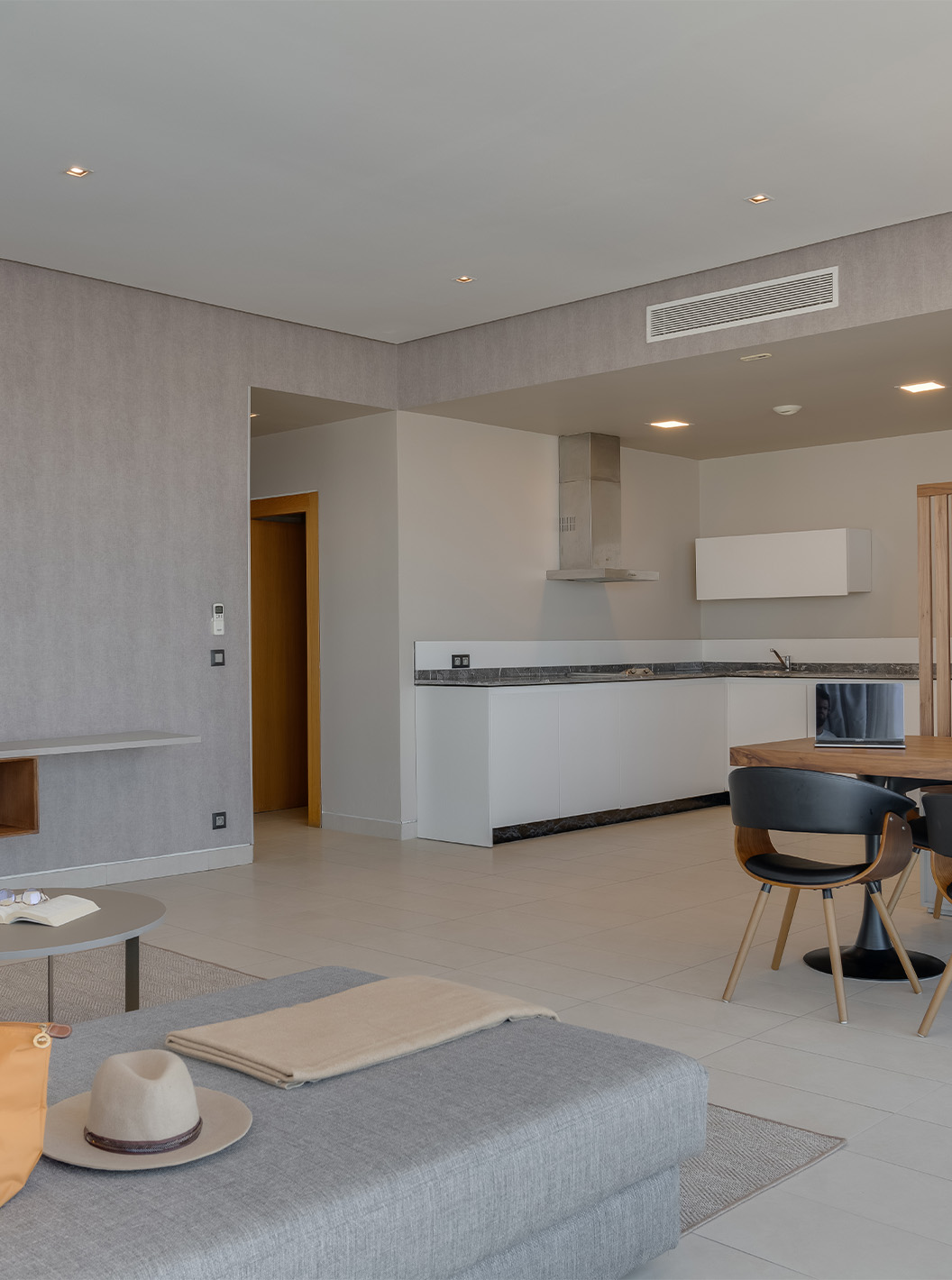 La Suite Familiar Corniche del Pestana Casablanca tiene sala espaciosa con sofá, tv, mesa de comida y kitchenette