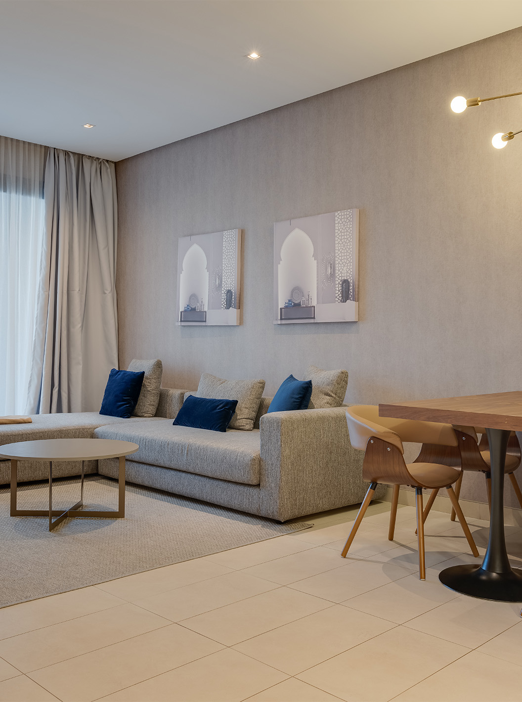 La Family Suite Premium del Pestana Casablanca tiene un sofá gris grande con chaise longue al lado de la ventana