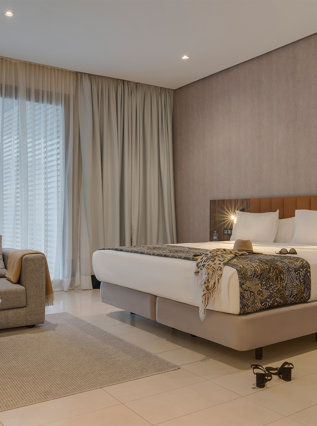 La Suite Junior del Pestana Casablanca tiene un cuarto amplio con cama de matrimonio y sofá con balcón
