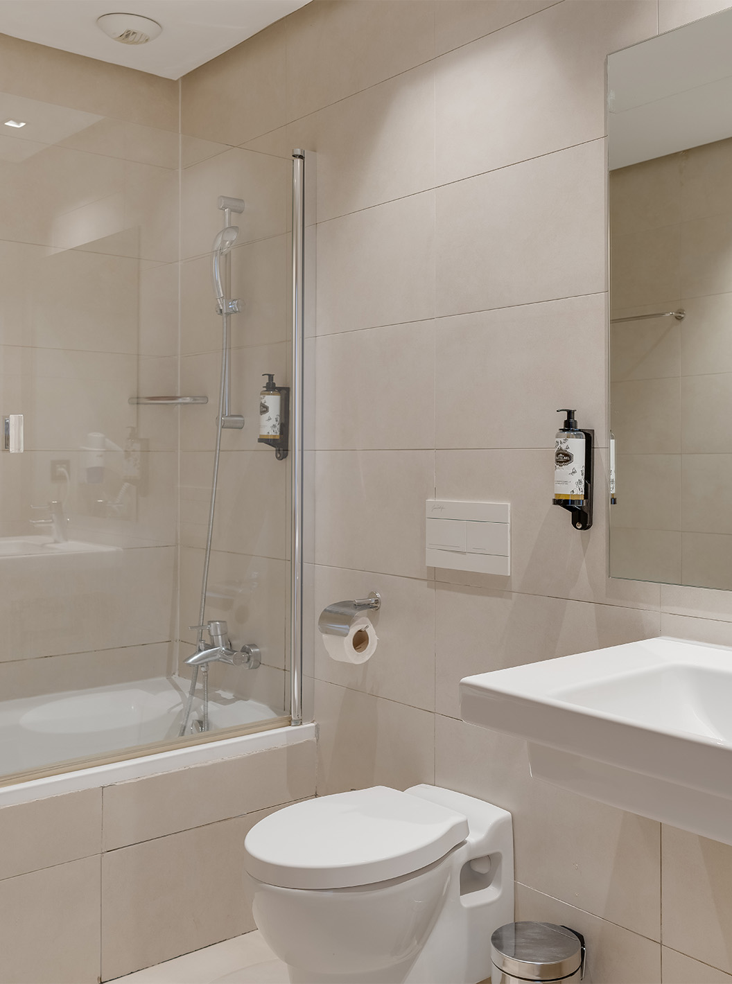 La Suite del Pestana Casablanca tiene un baño en tonos neutros con bañera, inodoro y lavabo