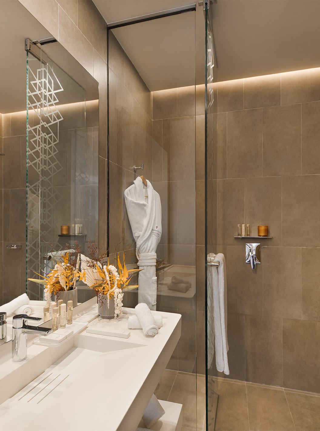 El Cuarto CR7 Avenue del Pestana CR7 Marrakech tiene un baño con ducha a ras de suelo, lavabo con espejo y varias amenities