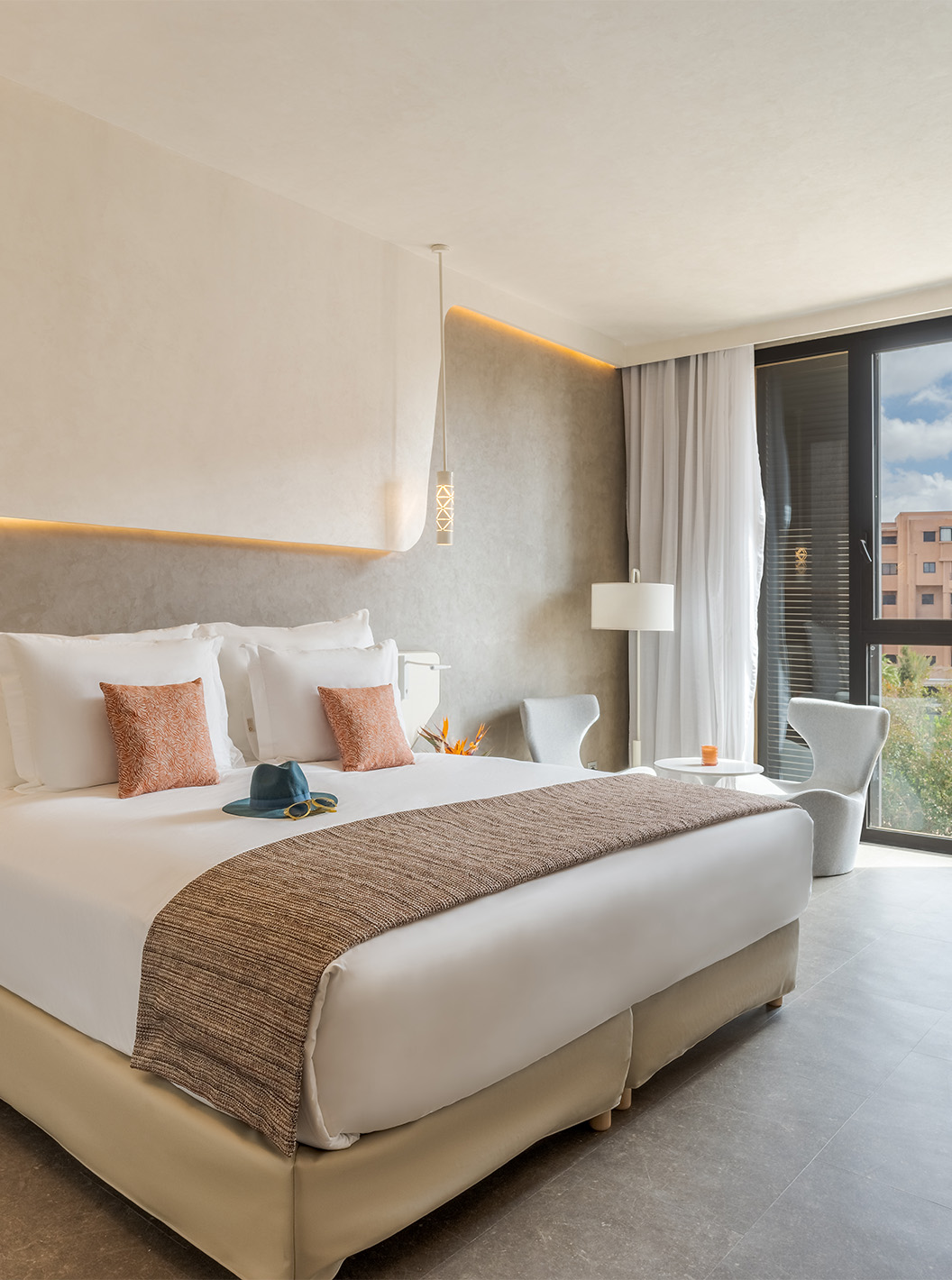 El Cuarto CR7 del Pestana CR7 Marrakech tiene una cama doble cómoda y una decoración moderna en tonos beige