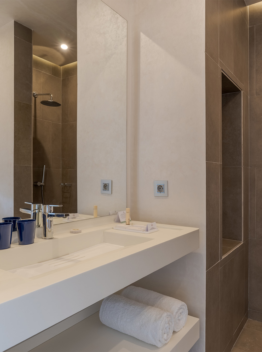 La Suite CR7 del Pestana CR7 Marrakech tiene un baño con ducha y lavabo con un espejo grande