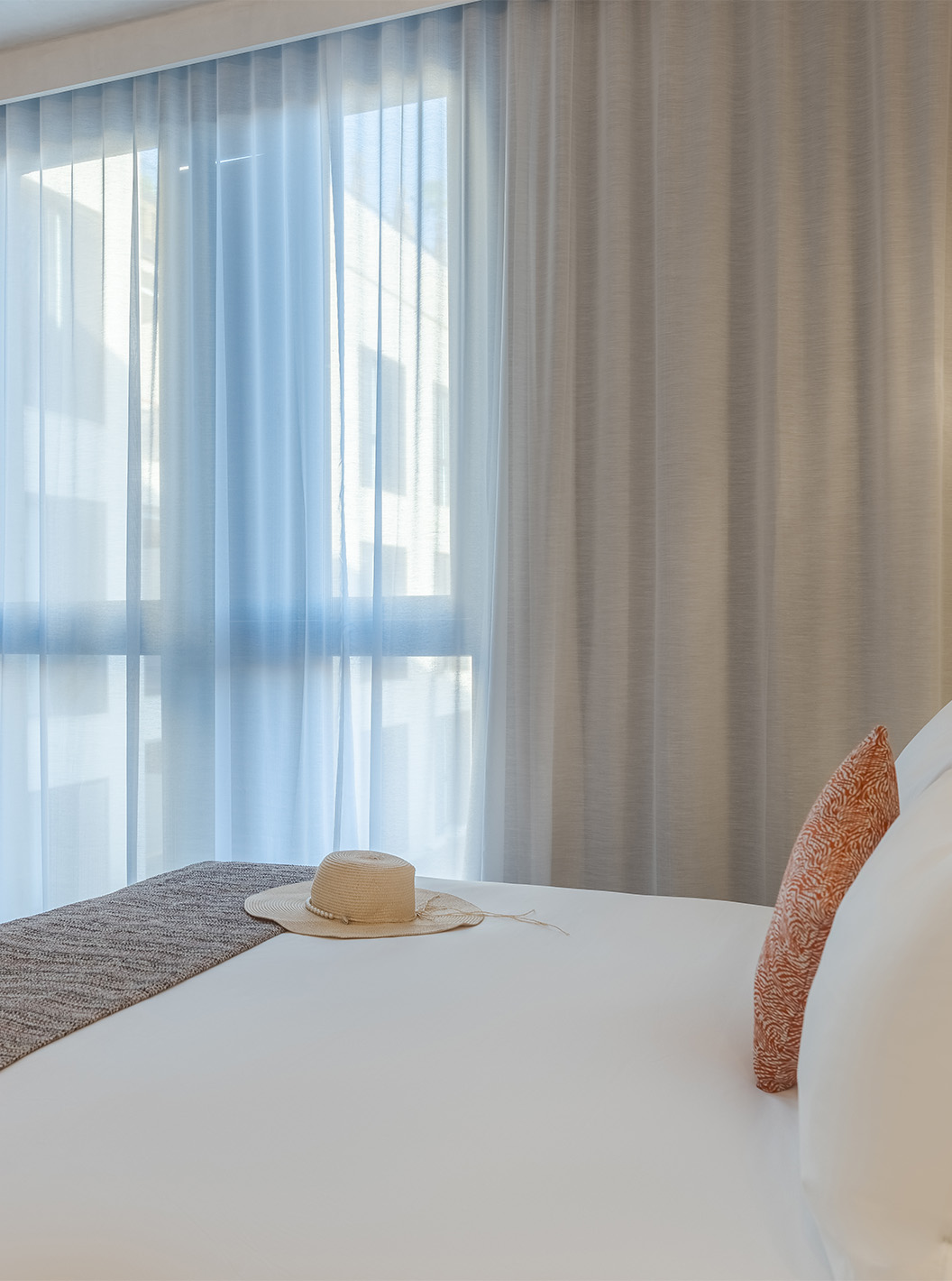 La Suite CR7 del Pestana CR7 Marrakech tiene un cuarto con cama doble, tele y una ventana con cortinas