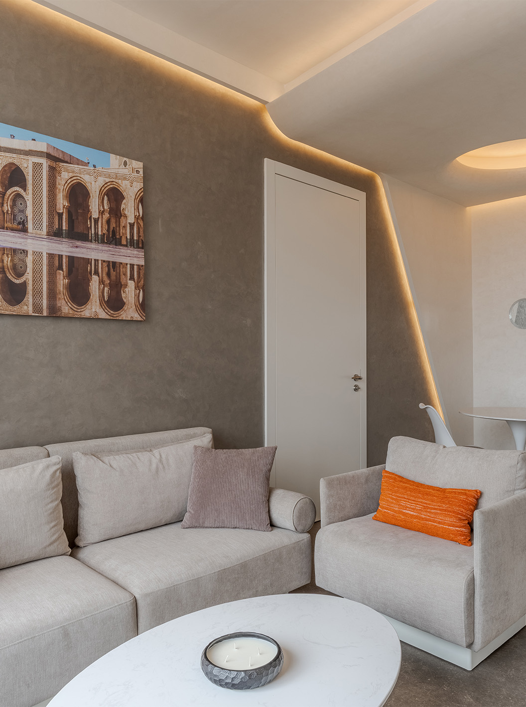 La Suite CR7 del Pestana CR7 Marrakech tiene una sala de estar con dos sofás, un cuadro y una mesa para comer