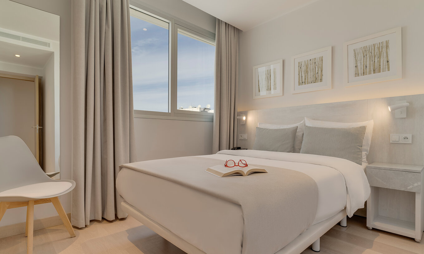 La Suite Familiar del Pestana Tanger City Center cuenta con una cama de matrimonio, cabecero de piedra, ventana y silla