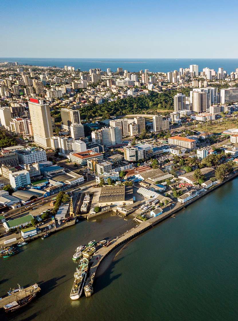 Vista aérea de Maputo, la capital de Mozambique, con varias concentraciones de edificios y el mar alrededor