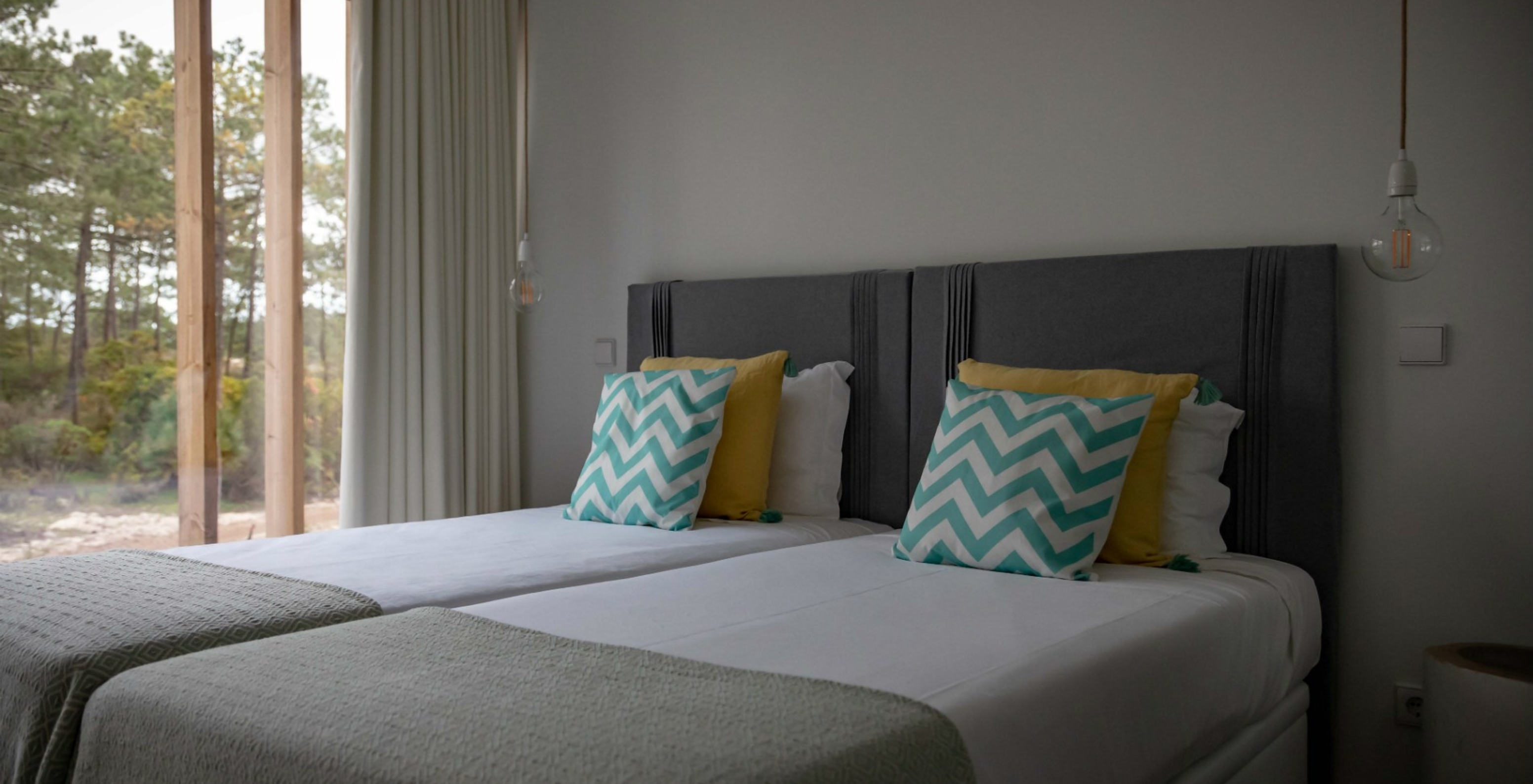 El Apartamento Eco Village Planta Baja Vistas del Pestana Tróia Eco Resort tiene dos camas juntas y dos lámparas