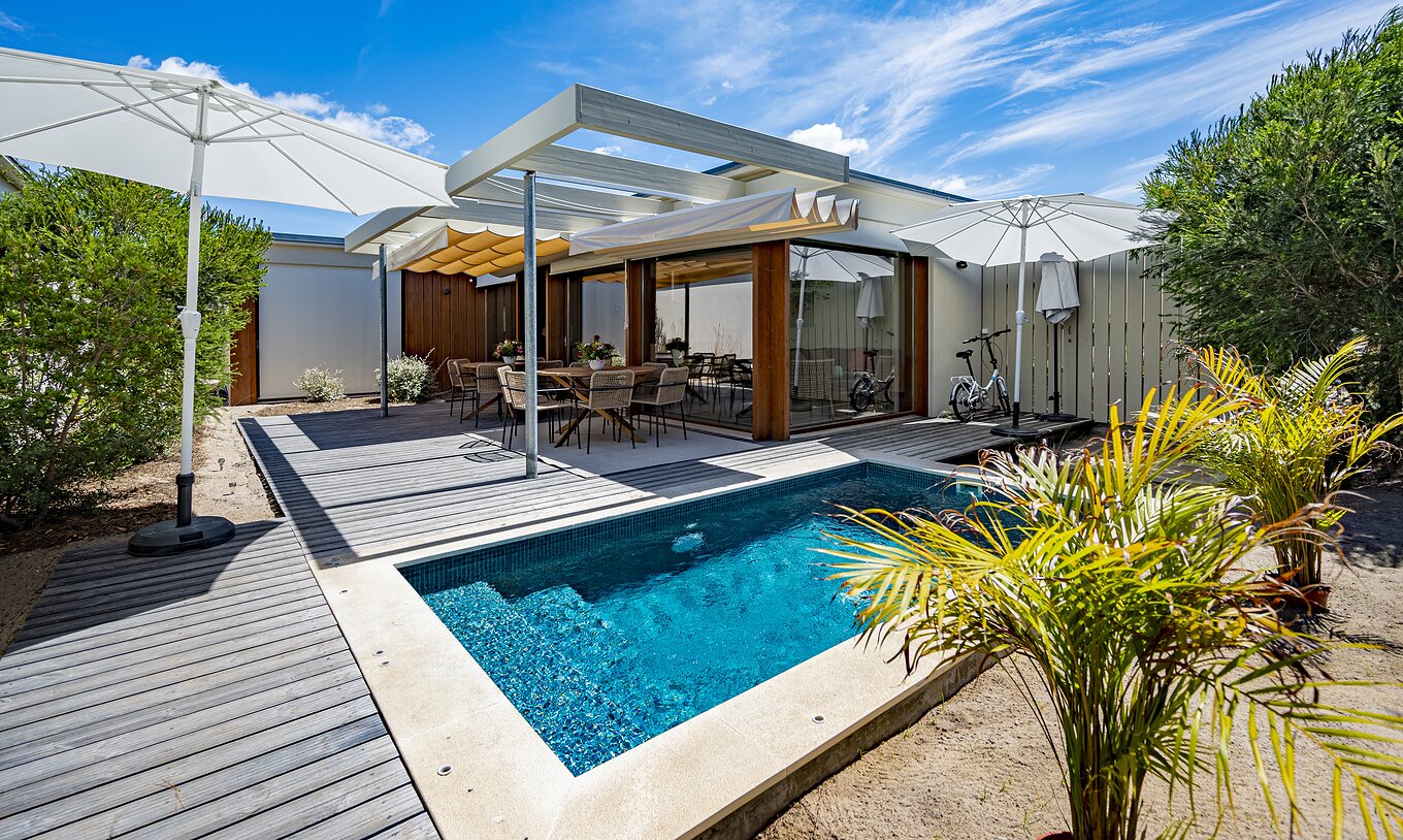 La Aqua Villa del Pestana Tróia Eco Resort tiene una piscina privada con mesa y sillas al lado