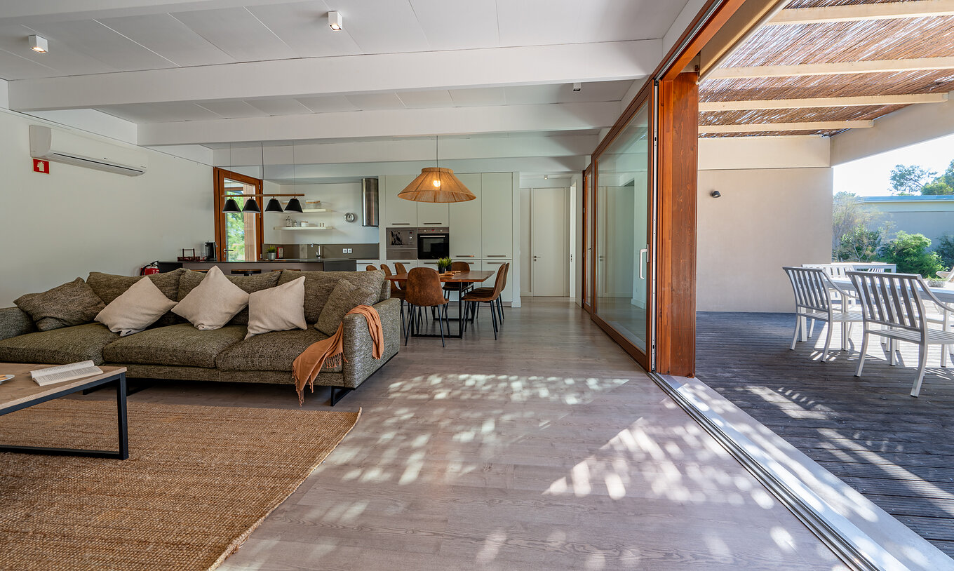 La Beach Villa con Piscina Privada del Pestana Tróia Eco Resort tiene una sala de estar conectada a la cocina y terraza