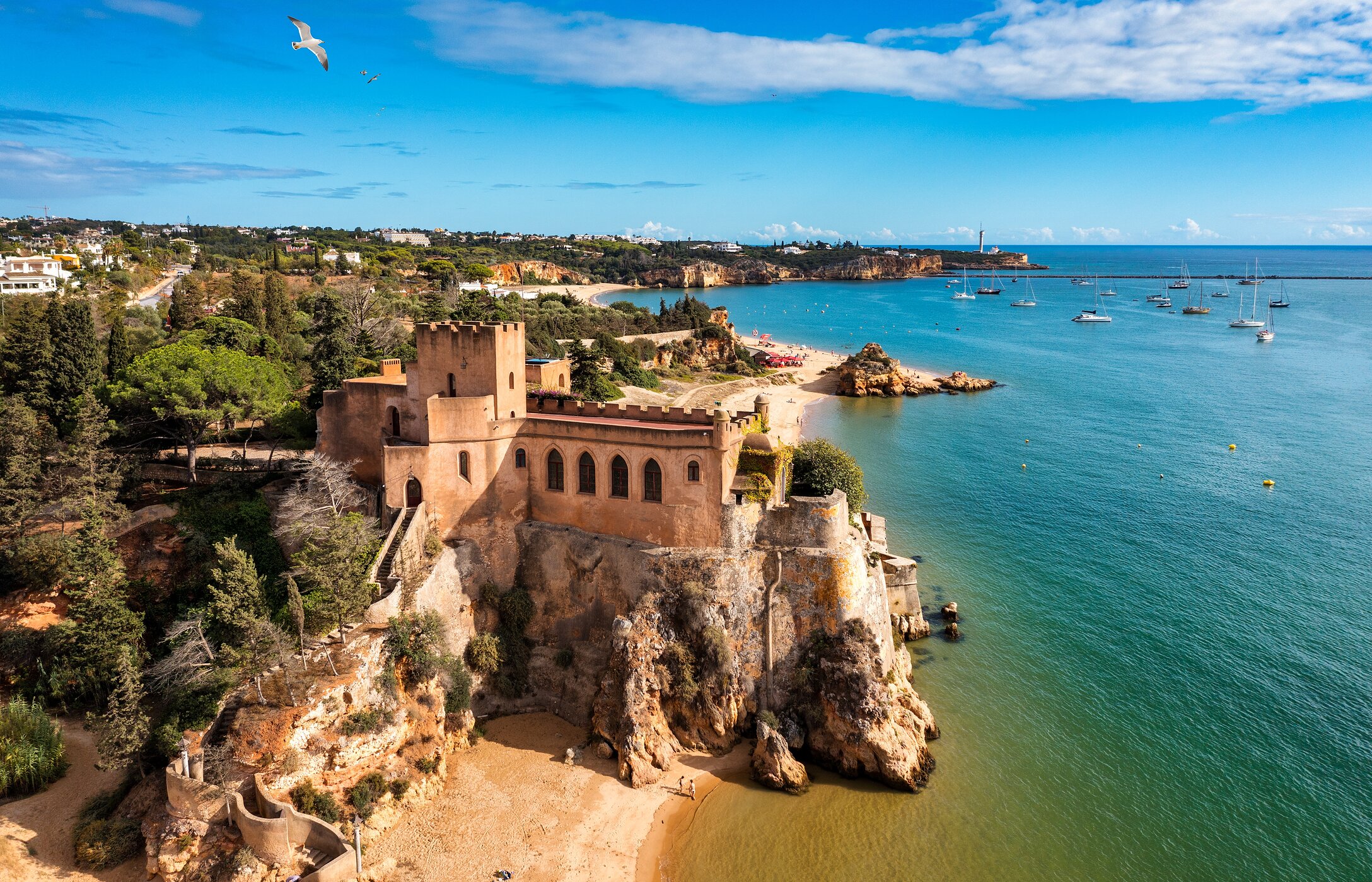Vista aérea del Castillo de São João do Arade, en el Algarve, situado en un acantilado rocoso con vistas al mar