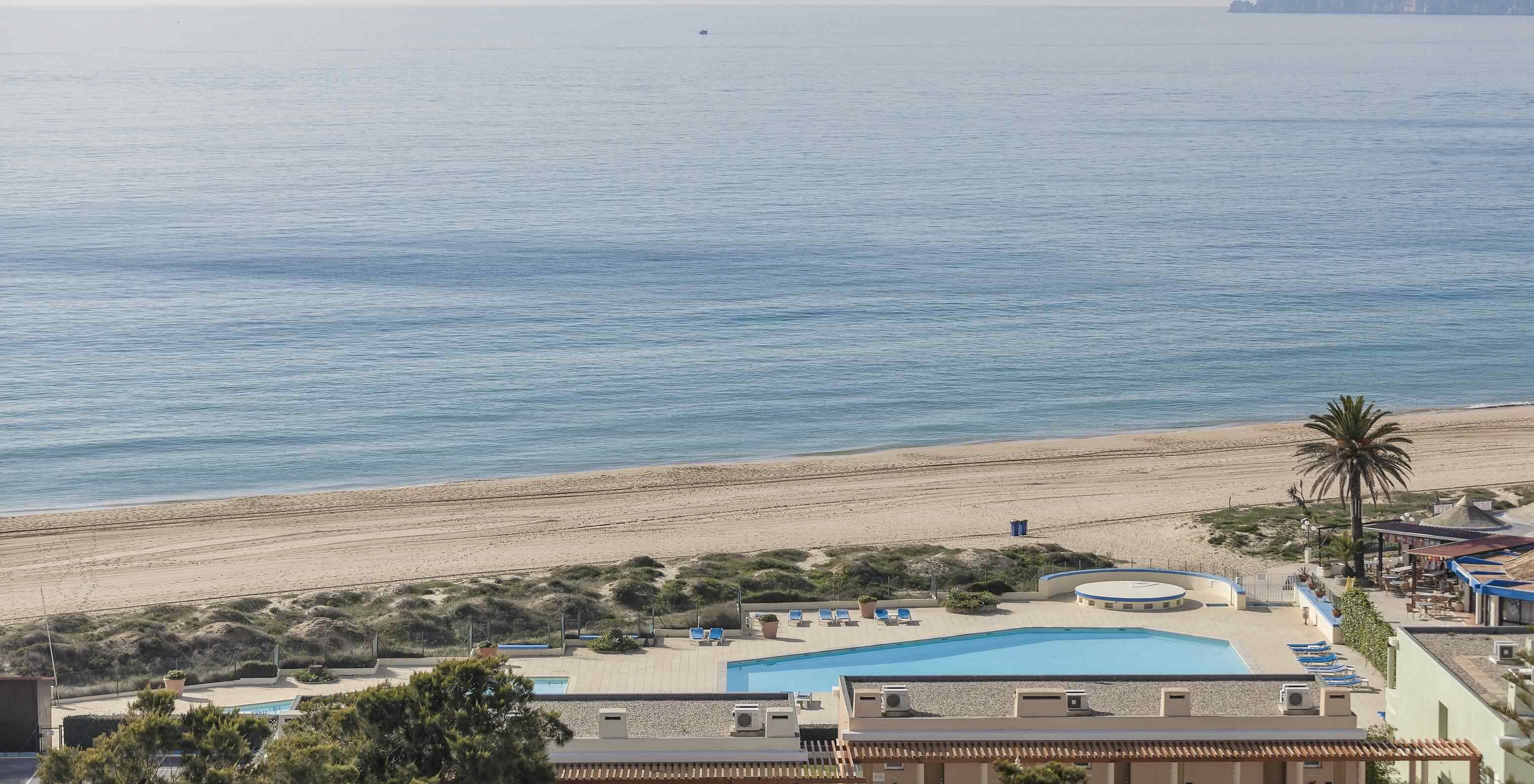 La Playa de Alvor, en Algarve, tiene arena dorada, agua cristalina, un paseo marítimo y dunas