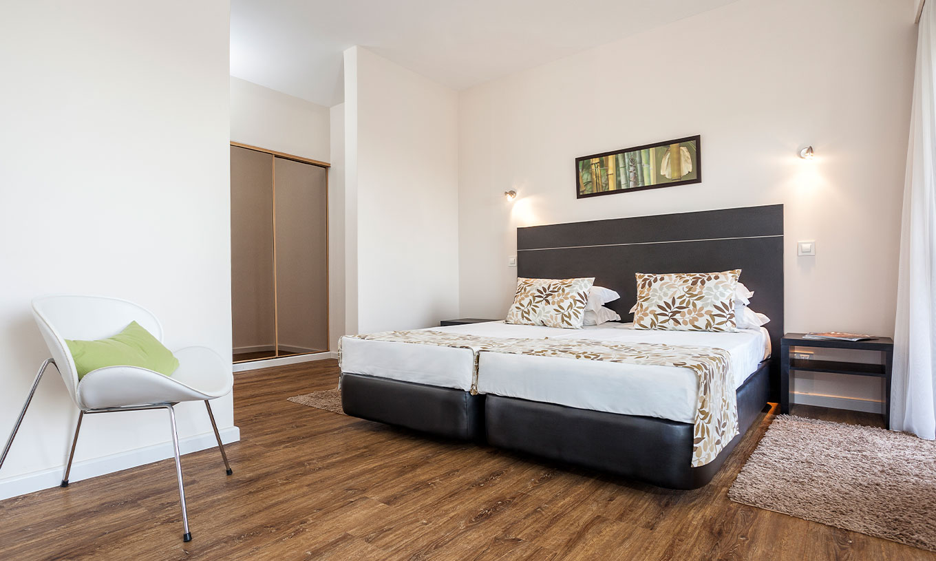 El Apartamento T1 Vista Mar del Pestana Alvor Atlântico tiene cama matrimonial, una silla y un armario