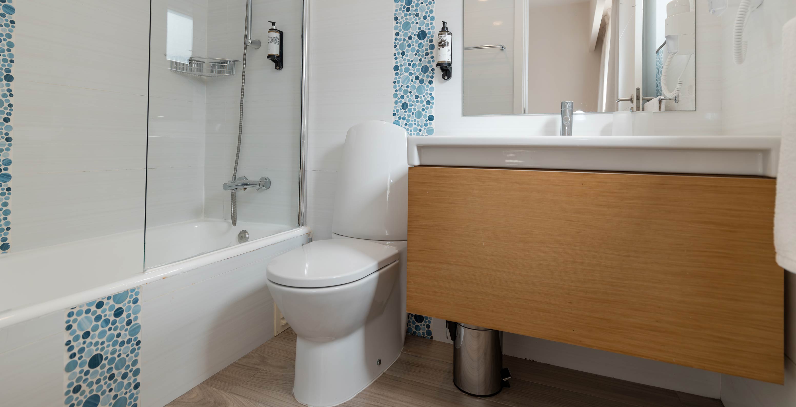 Villa 2 Habitaciones Premium en Pestana Alvor Beach Villas tiene baño con bañera, lavabo y espejo