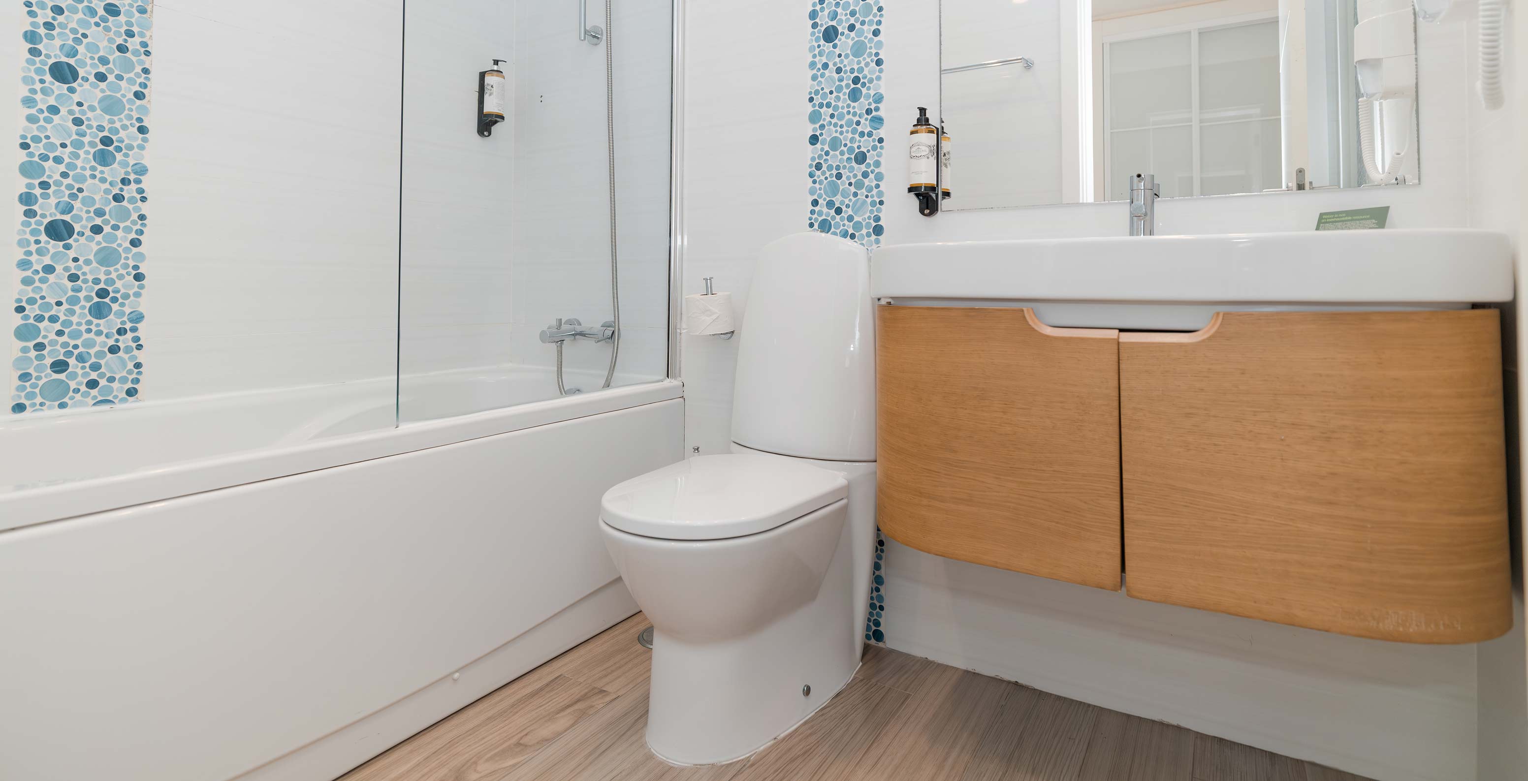 Villa 2 Habitaciones Superior Vista Jardín en Pestana Alvor Beach Villas tiene baño con bañera, lavabo y espejo