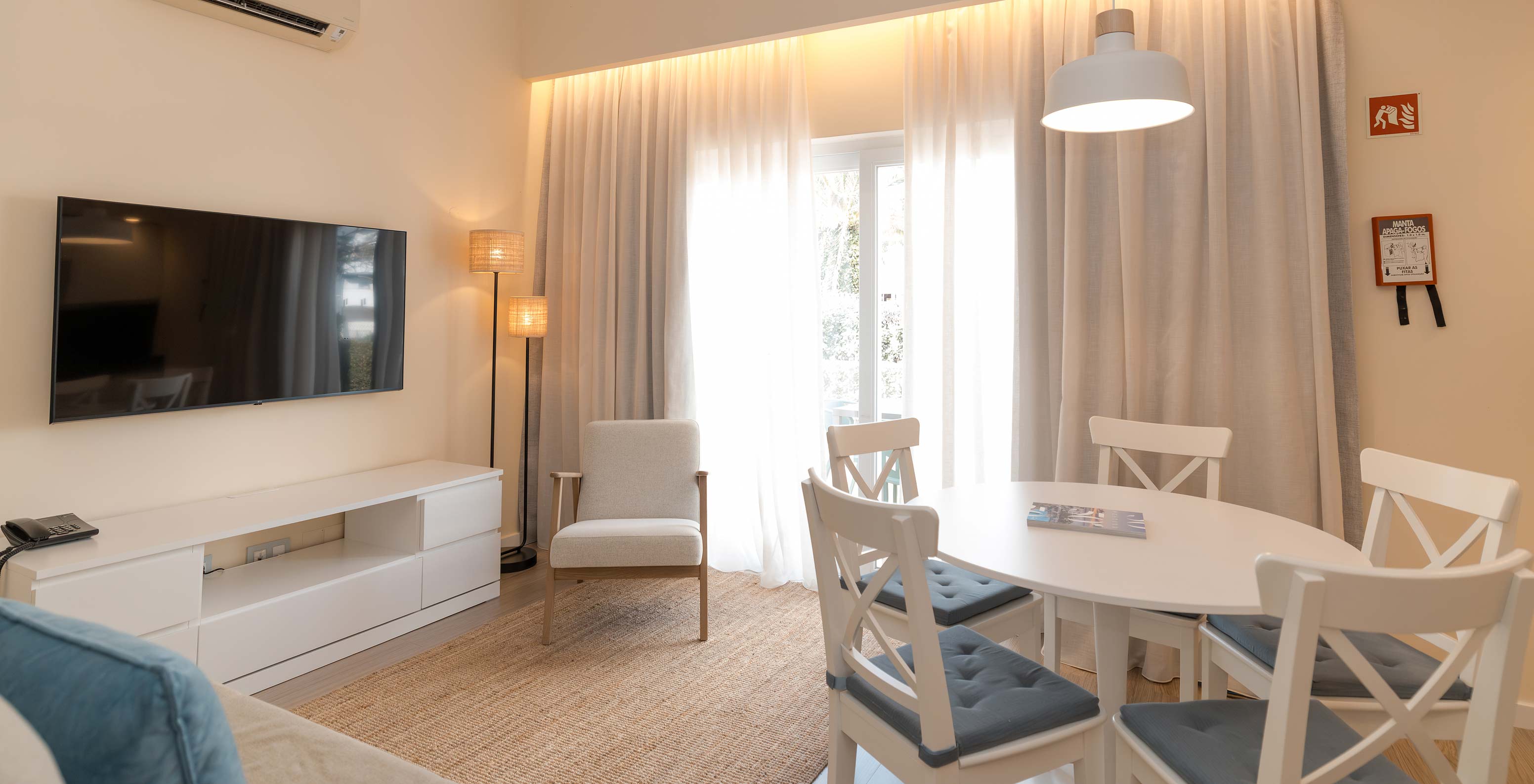 Villa 2 Habitaciones Superior Vista Jardín en Pestana Alvor Beach Villas tiene sala con TV y aire acondicionado