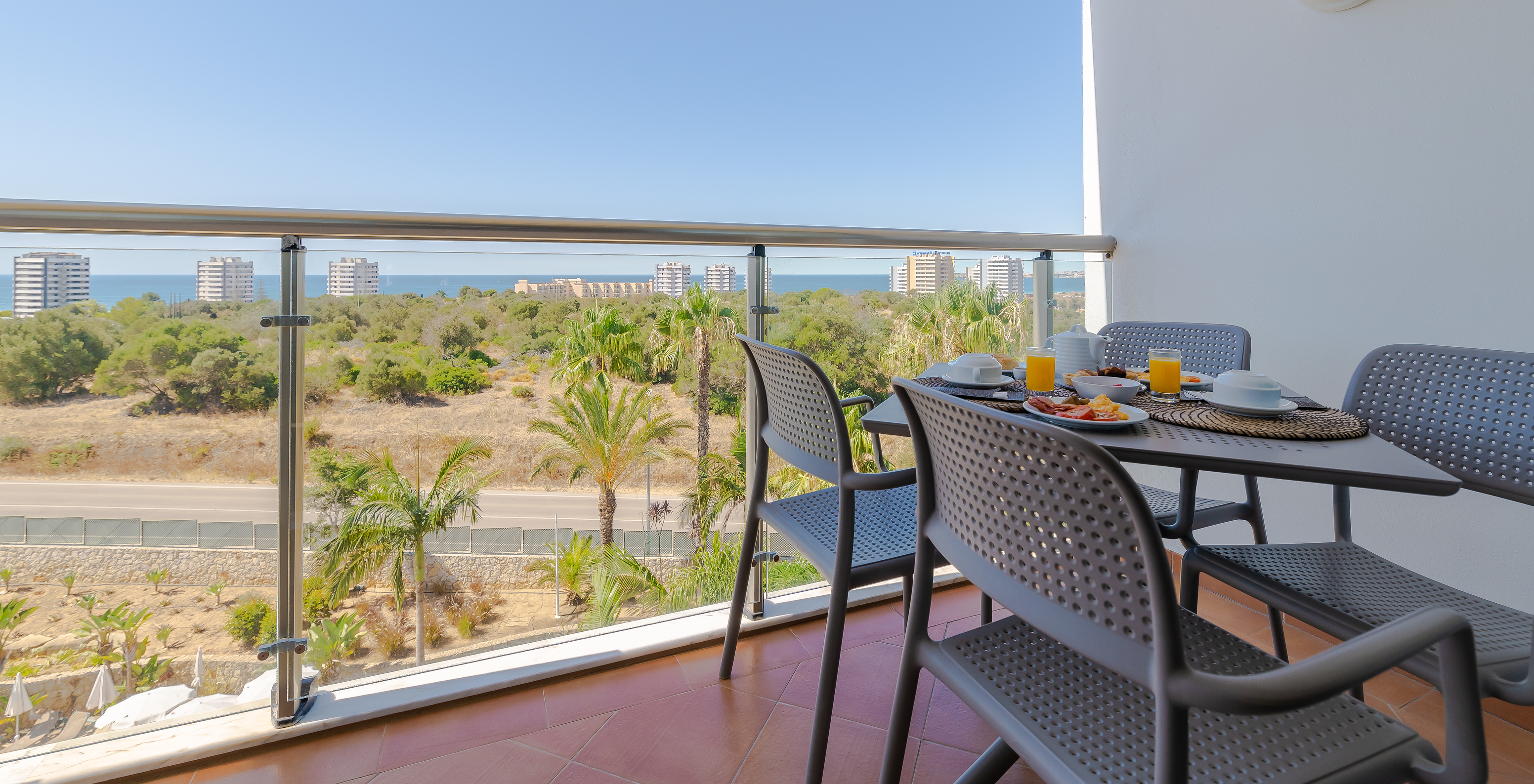 El T1 - 1 Habitación Superior del Pestana Alvor Park tiene un balcón una mesa y sillas vista al mar