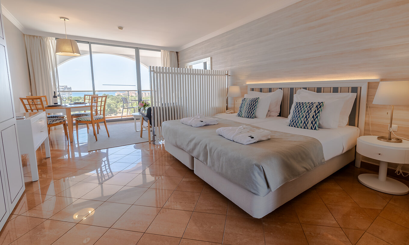 El T0 - Estudio Premium del Pestana Alvor Park tiene una cama de matrimonio, una mesa de comedor y un balcón