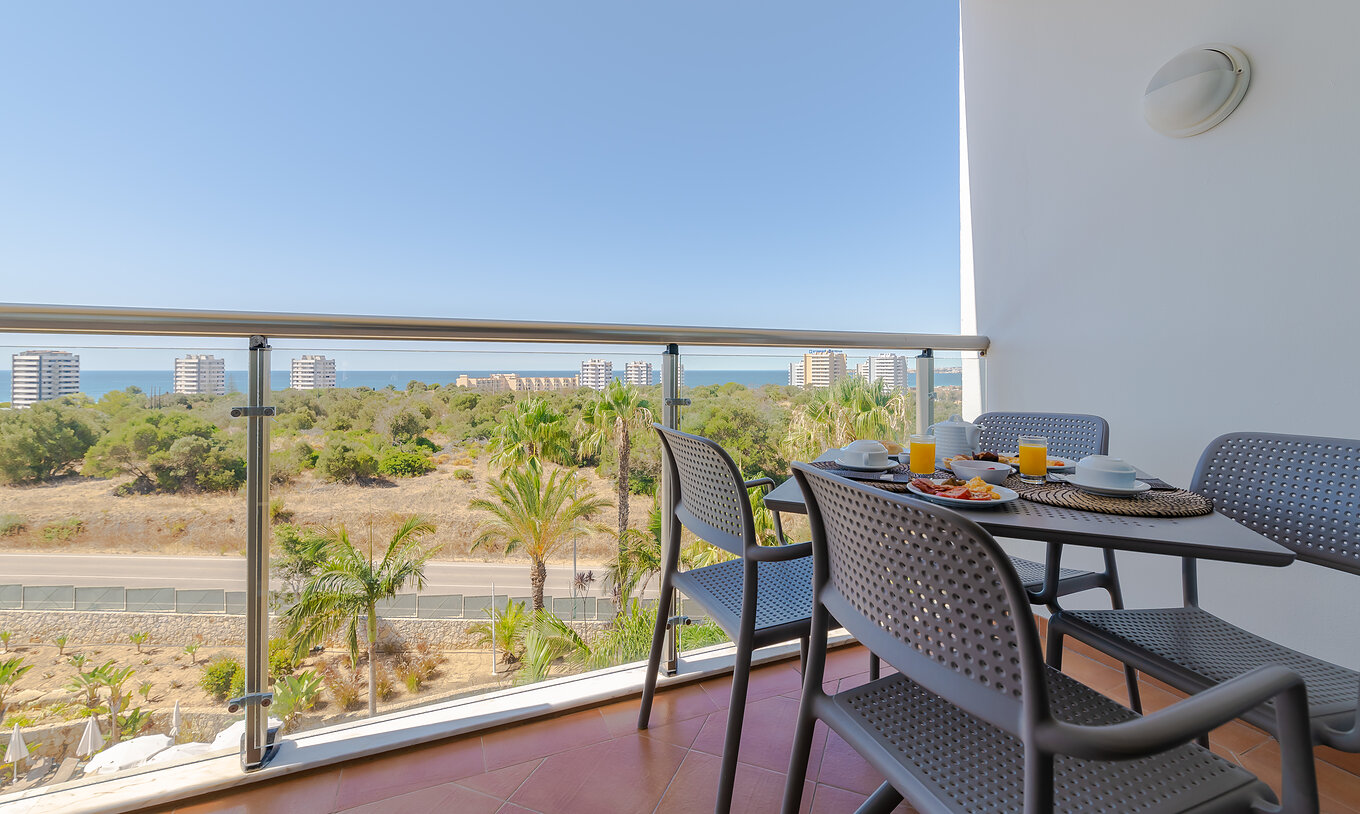 El T1 - 1 Habitación Superior del Pestana Alvor Park tiene un balcón una mesa y sillas vista al mar