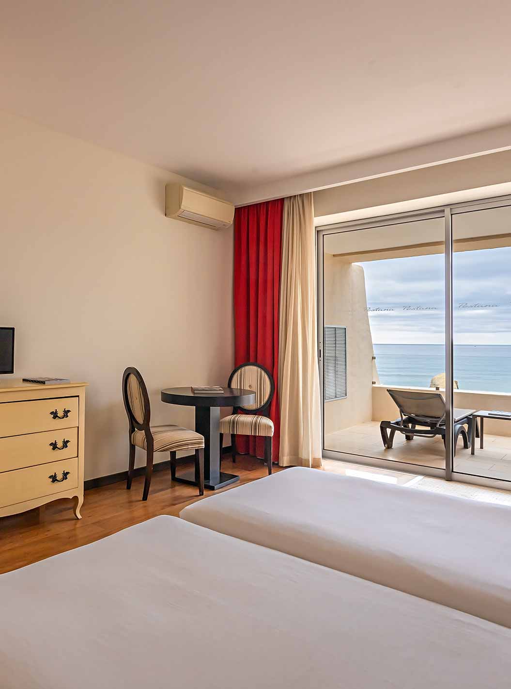 El Cliff Studio en Pestana Alvor Praia tiene un dormitorio doble con una cómoda, una televisión y un balcón con vistas al mar