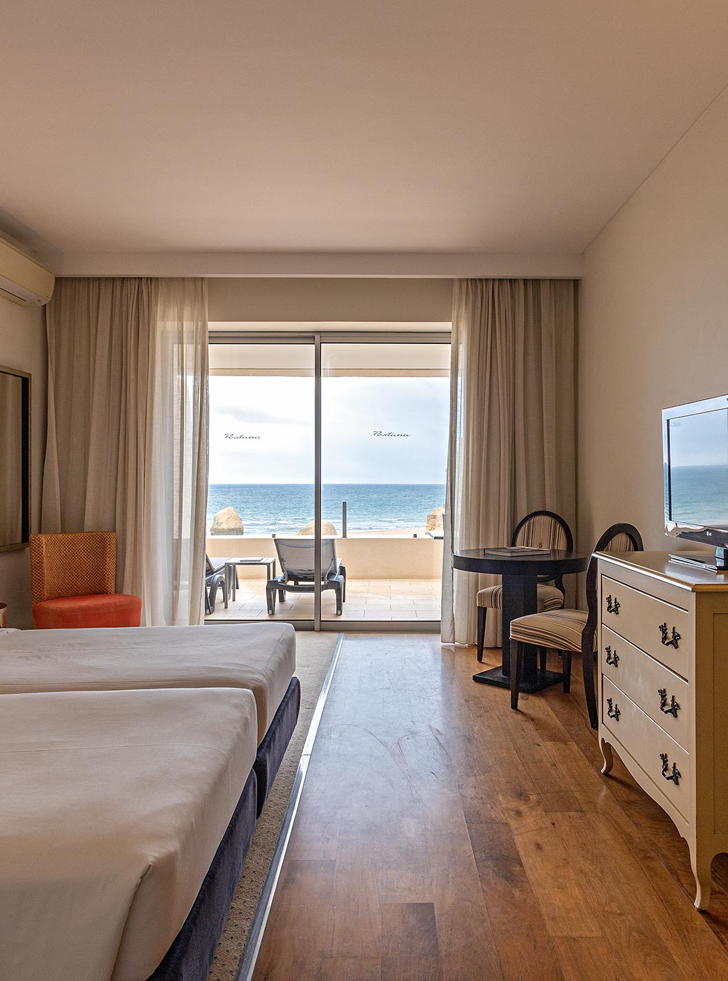 La Cliff Suite T1 en Pestana Alvor Praia tiene un dormitorio doble con una cómoda, una televisión y un balcón con vistas