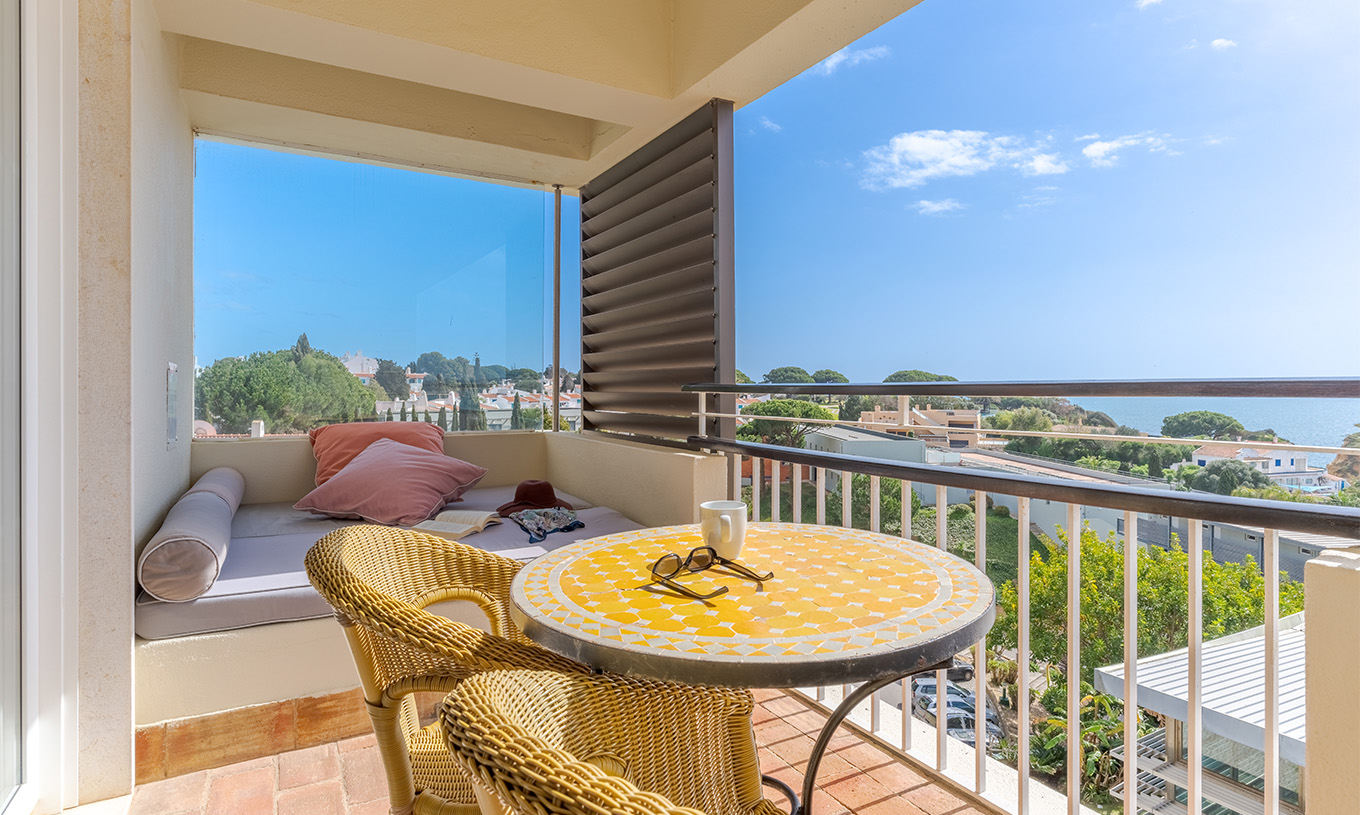 La Suite Vista Mar del Pestana Alvor Praia tiene terraza con mesa, sillas y sofá con vista al mar y la playa