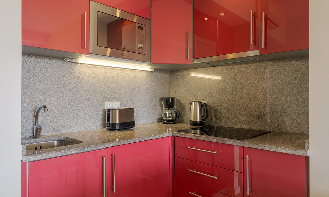 La Suite T1 Duplex Vista Mar del Pestana Alvor Praia tiene cocina con fogón, microondas, tetera, cafetera y tostadora