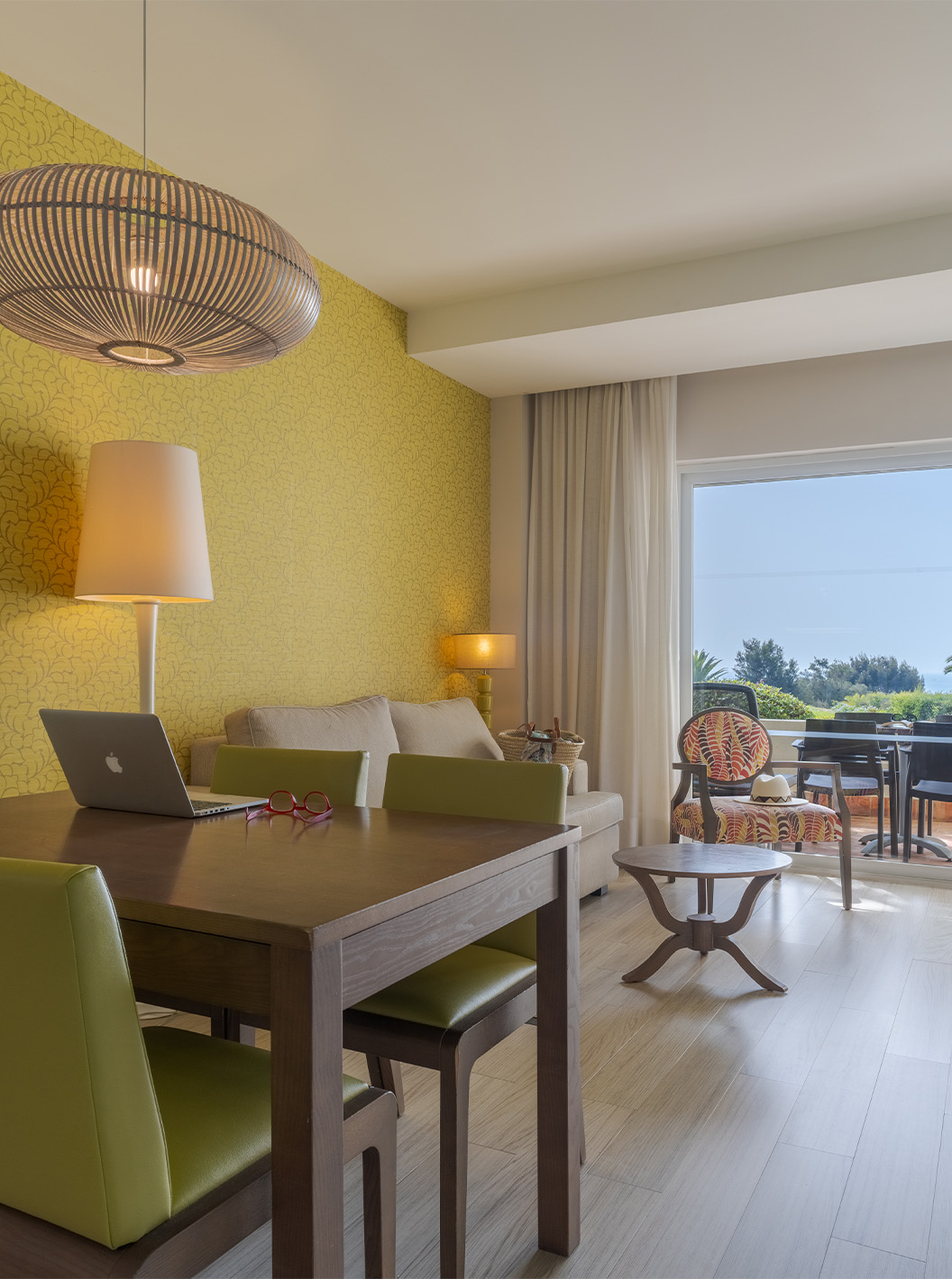 La Suite T2 Duplex Vista Mar del Pestana Alvor Praia tiene sala con mesa de comedor y sillas, sofá, mesa de centro y terraza 