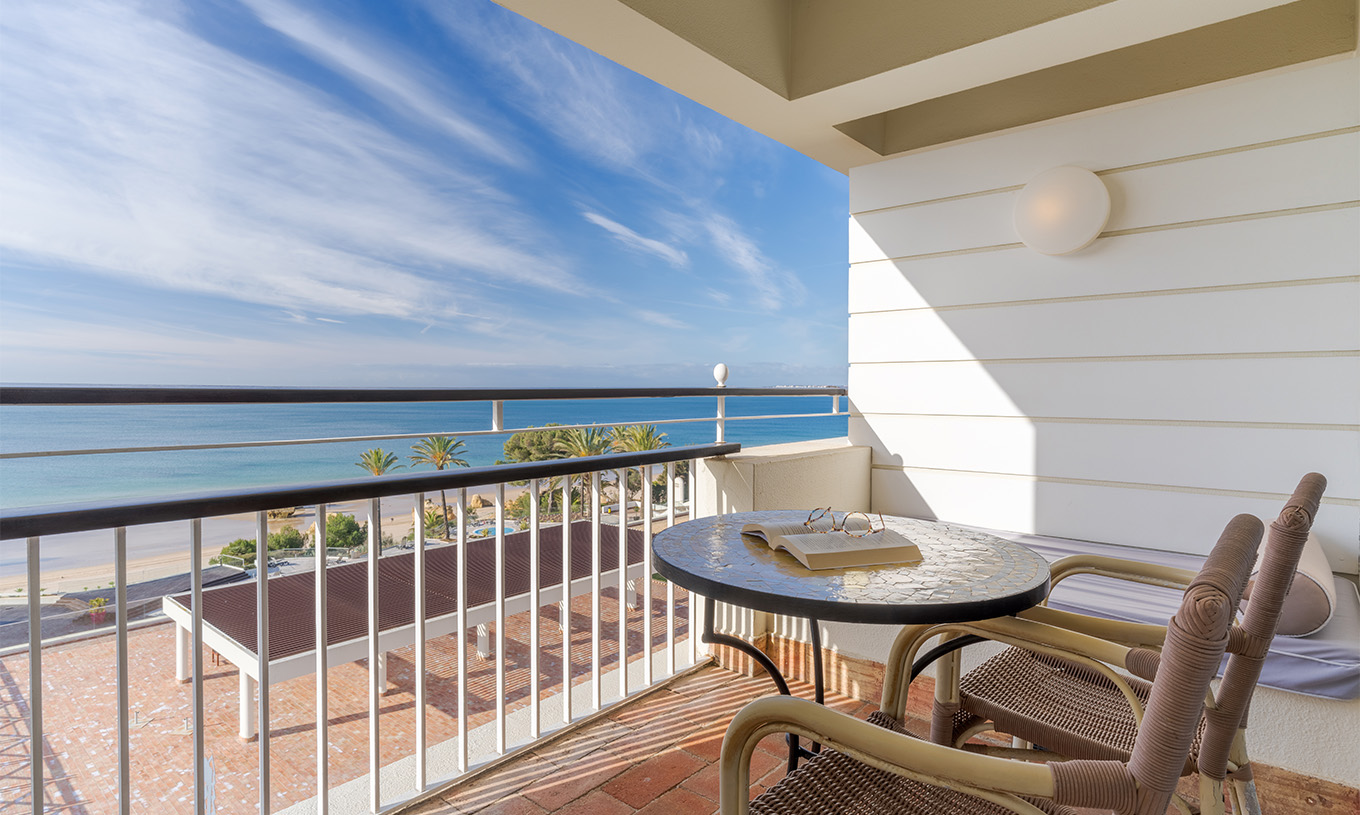 El Superior Vista Mar del Pestana Alvor Praia tiene terraza con mesa, sillas y sofá con vista al mar y la playa