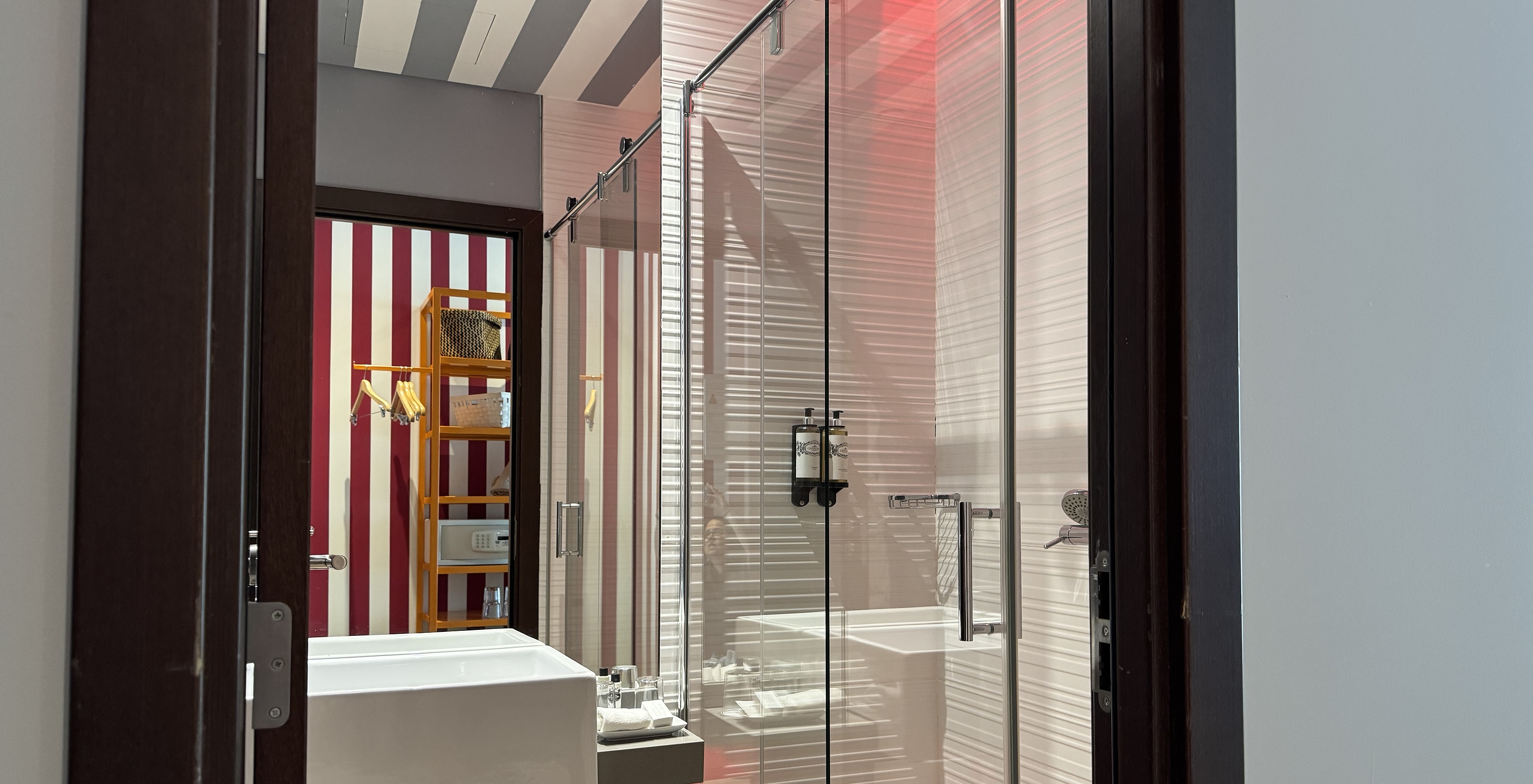 El Deluxe - Exclusivo Website del Pestana Alvor South Beach tiene baño con ducha y lavabo