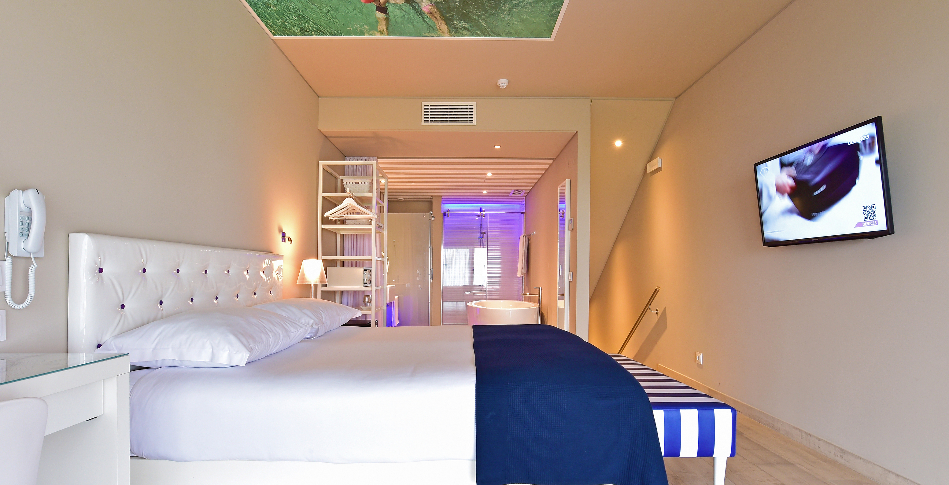 El Deluxe Vista Mar del Pestana Alvor South Beach tiene cama matrimonial con baño en open space