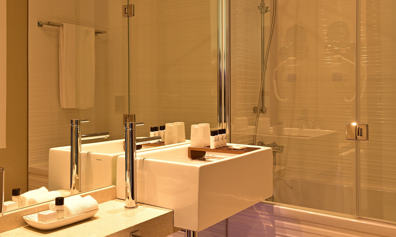 La Suite del Pestana Alvor South Beach tiene baño con bañera y ducha y lavabo con productos de higiene
