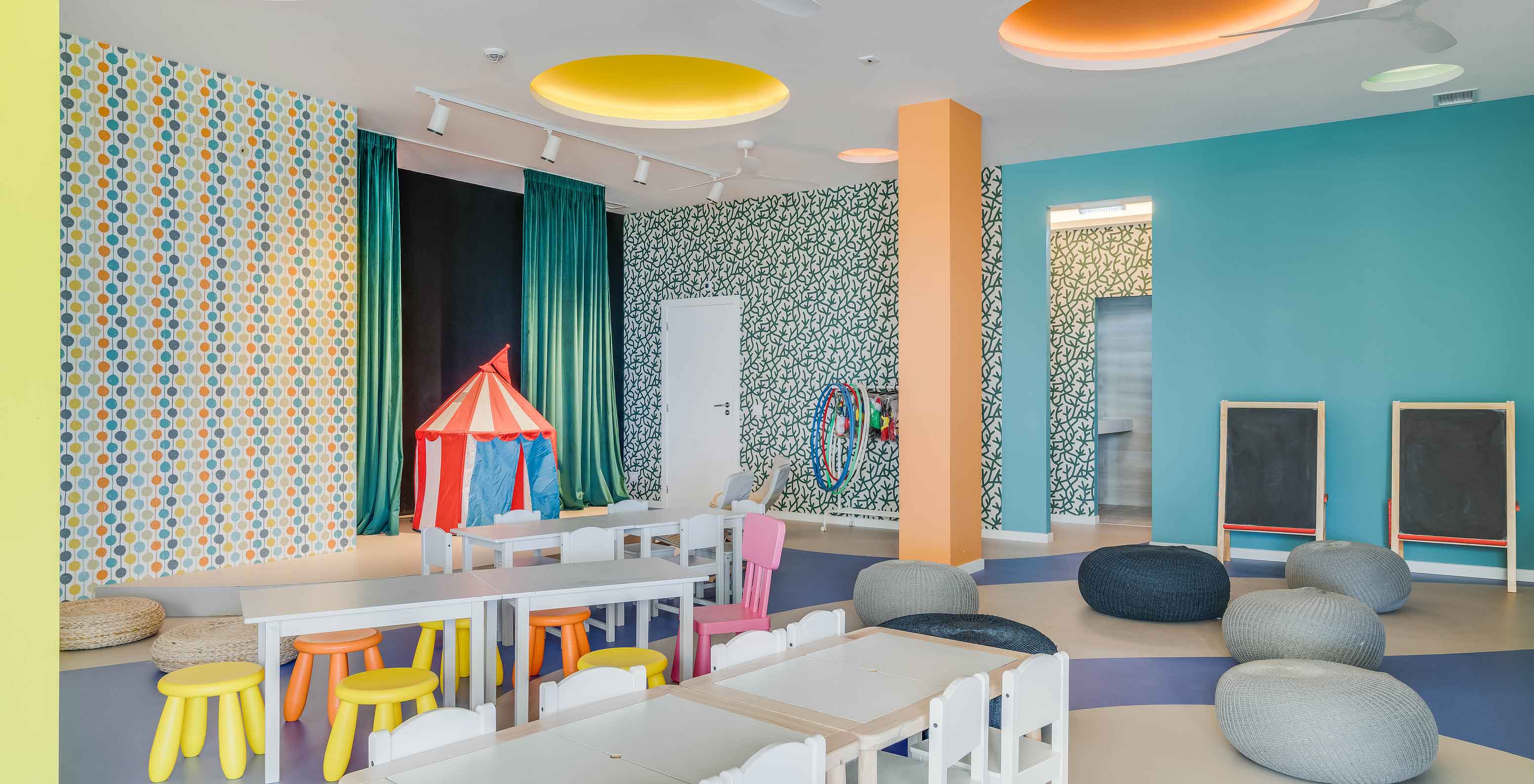 El Pestana Blue Alvor Beach, hotel de 5 estrellas con piscina y cerca de la playa, tiene un kids club para que los niños jueguen