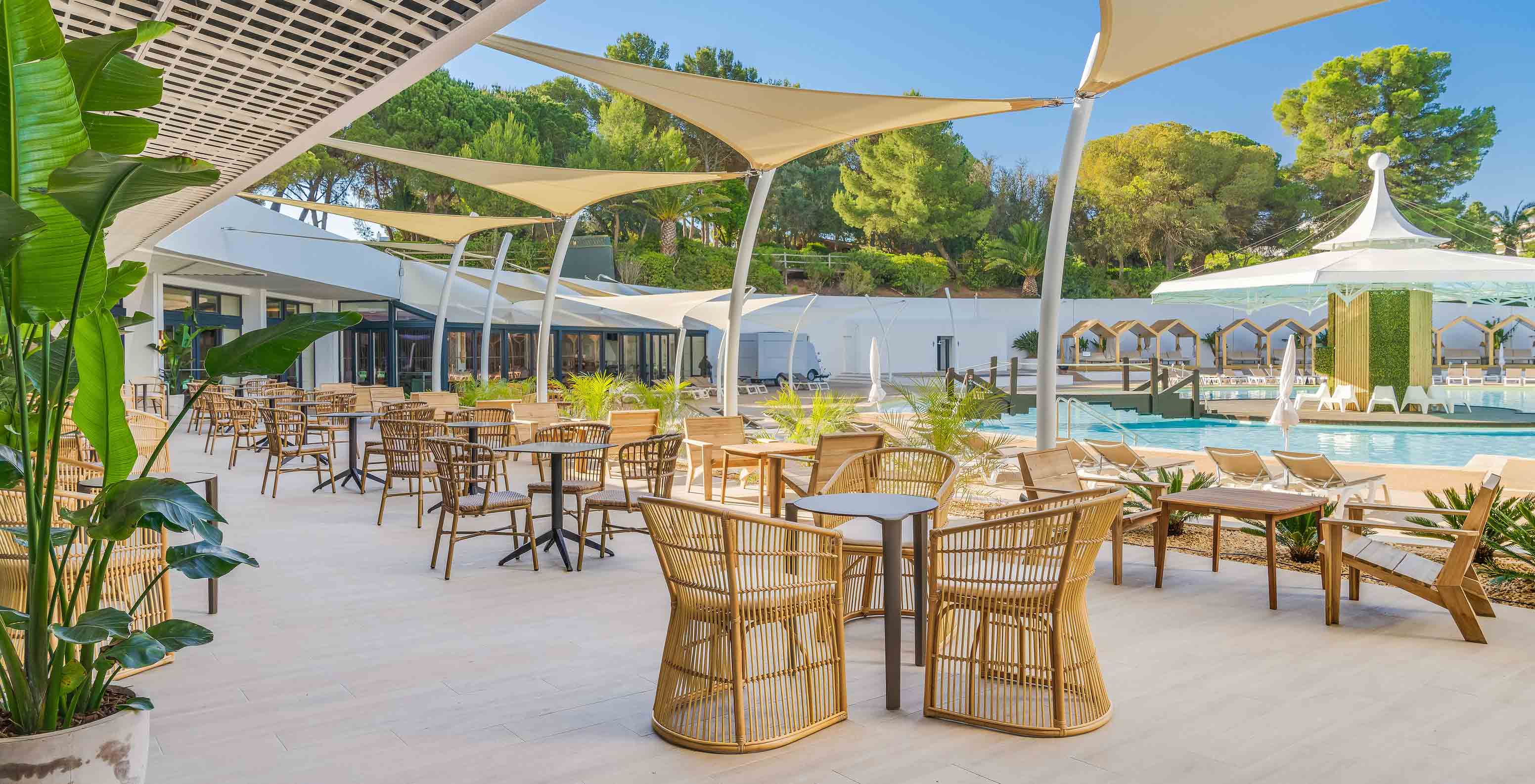 El bar Coral, del Hotel Todo Incluido en el Algarve, tiene zona exterior con mesas junto a la piscina.