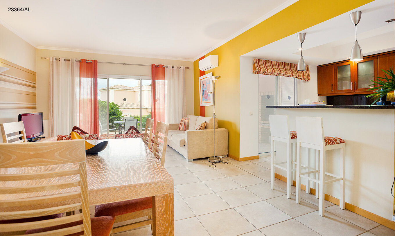 El apartamento Pestana Carvoeiro Golf T1 Estándar tiene una cocina abierta hacia el comedor y la sala de estar