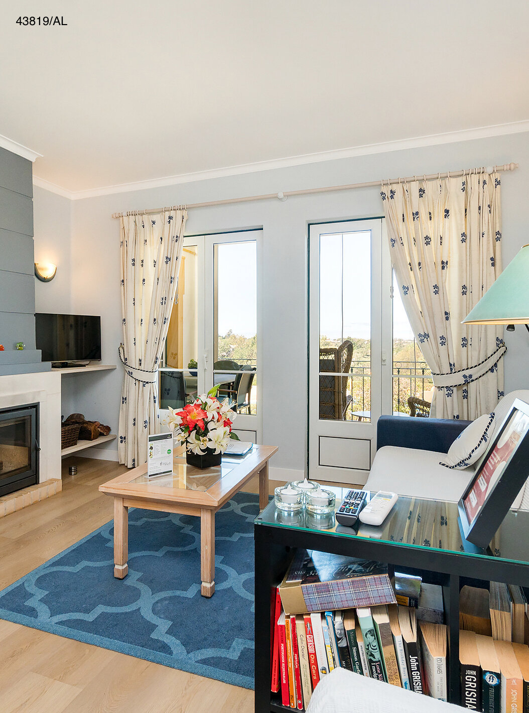 El apartamento Pestana Carvoeiro Golf T1 Superior tiene una sala de estar con chimenea, sofá y mesas auxiliares