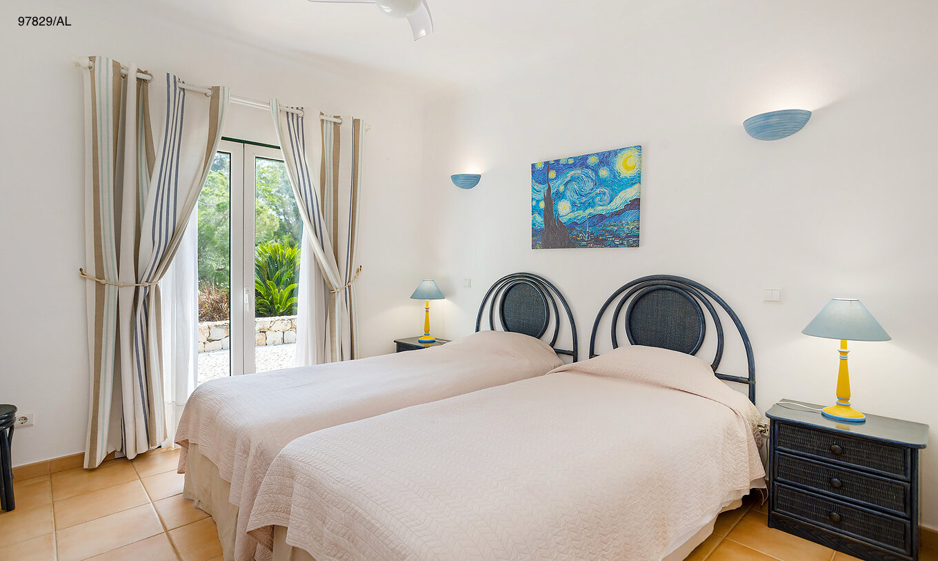 El apartamento Pestana Carvoeiro Golf T2 Estándar tiene un dormitorio con dos camas individuales y una mesita de noche