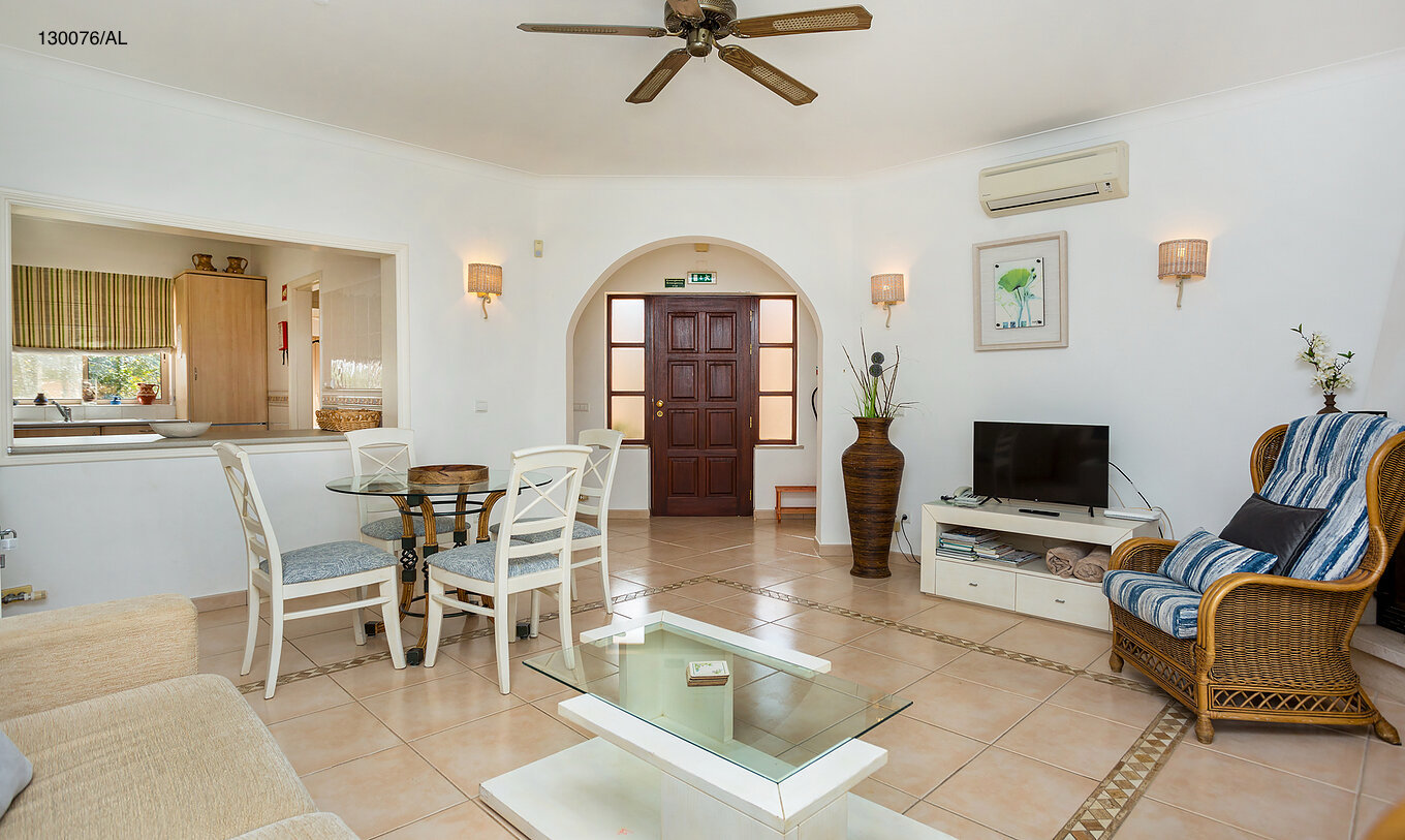 El apartamento Pestana Carvoeiro Golf T2 Estándar tiene una sala de estar con vista a la cocina