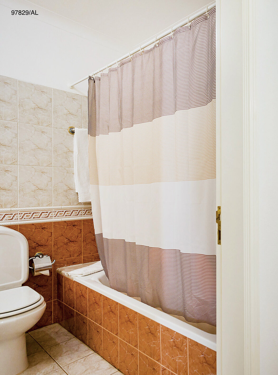 El apartamento Pestana Carvoeiro Golf T2 Estándar tiene un baño con bañera y inodoro