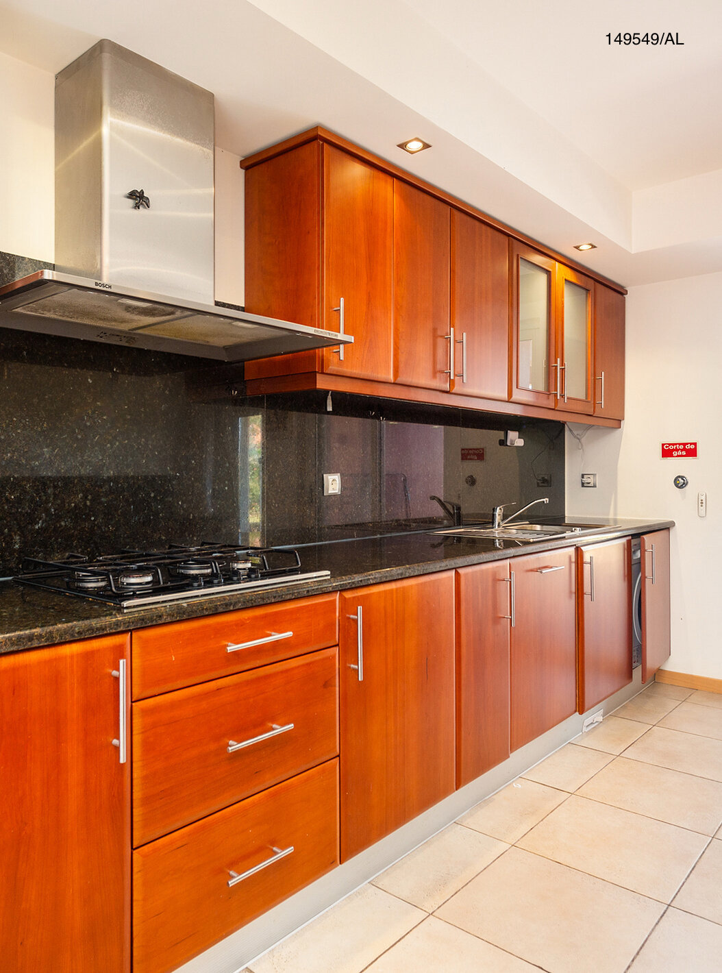 El apartamento Pestana Carvoeiro Golf T2 Superior tiene una cocina con gabinetes de madera y electrodomésticos