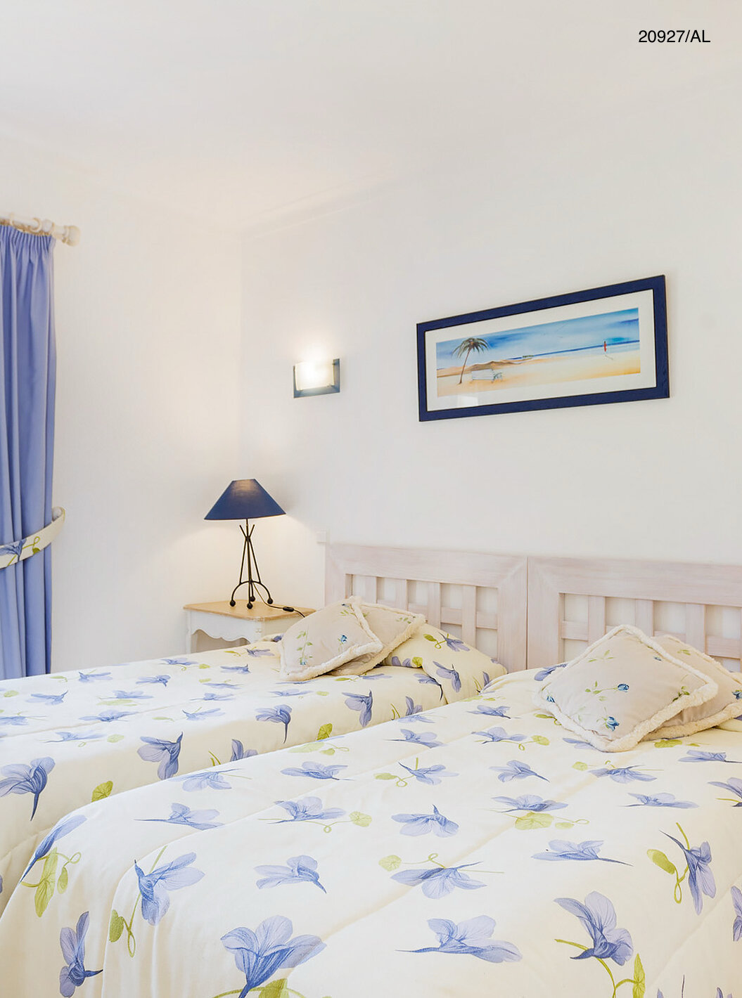 El apartamento Pestana Carvoeiro Golf T2 Superior tiene un dormitorio con dos camas individuales y una mesita de noche