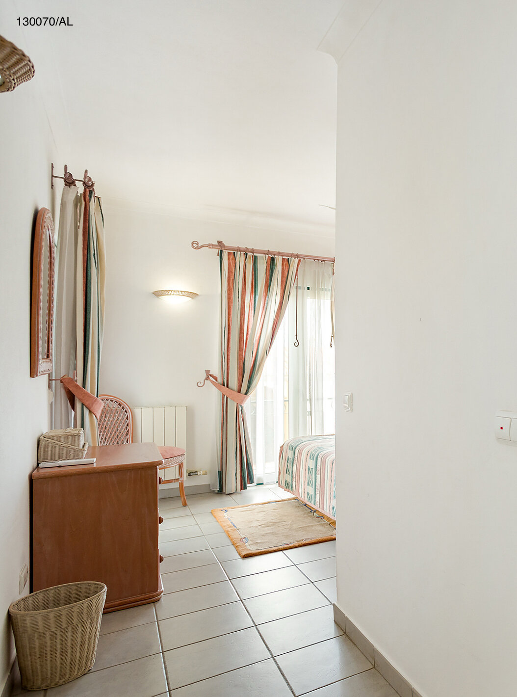 El apartamento Pestana Carvoeiro Golf T2 Superior tiene un dormitorio con baño y una unidad de cajones de madera