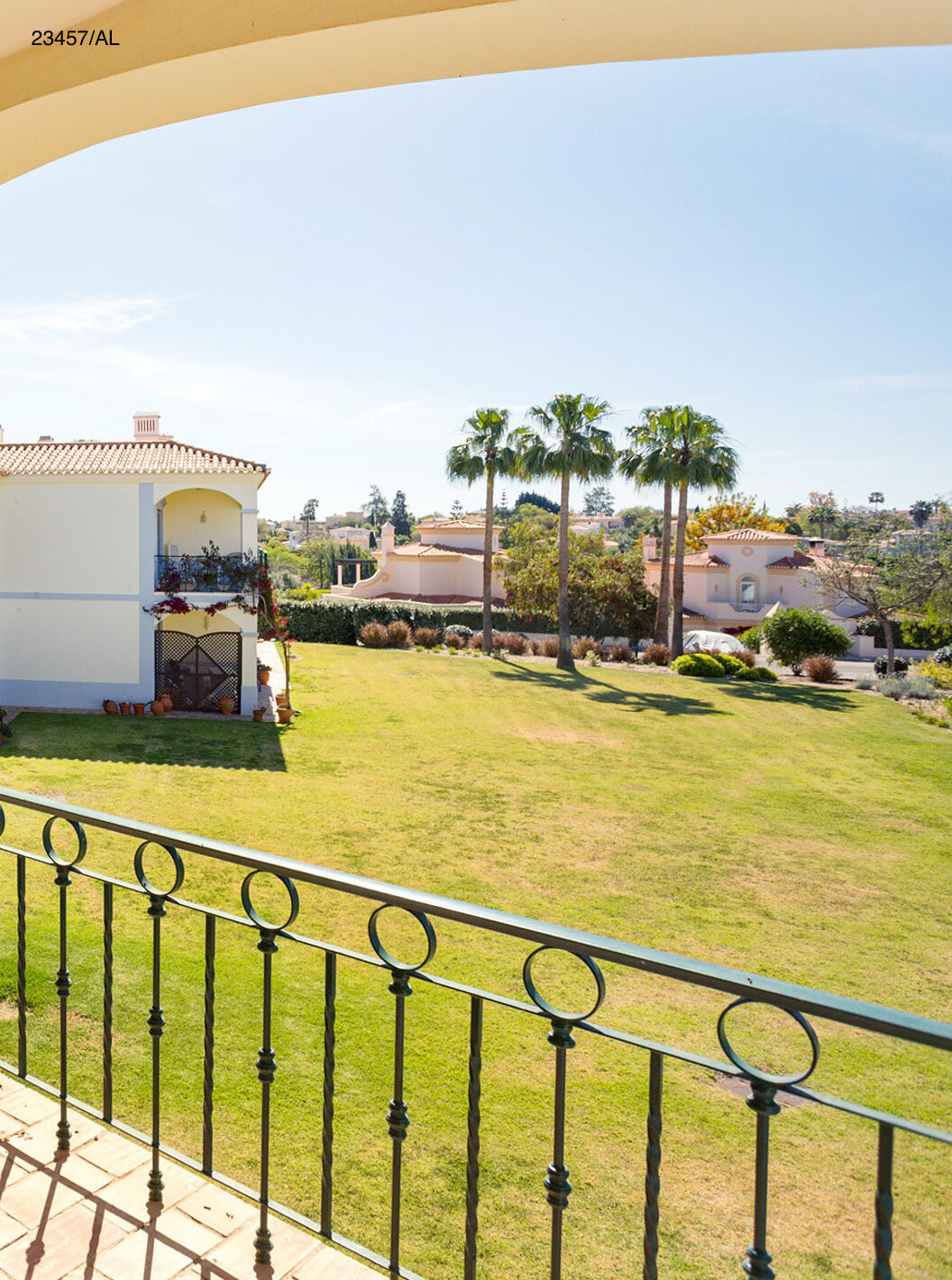 El apartamento Pestana Carvoeiro Golf T3 Estándar tiene un balcón con mesa, sillas y vistas al jardín