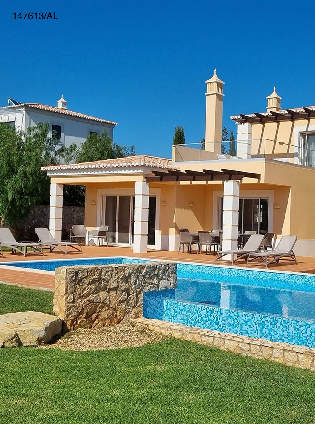 La villa Pestana Carvoeiro Golf V5 Superior tiene un patio exterior con piscina, césped y tumbonas