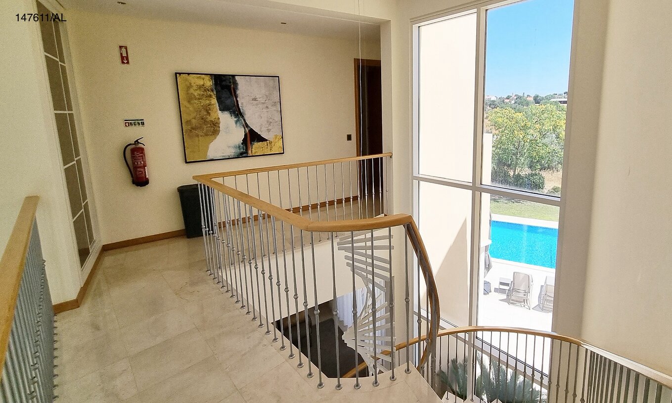 La villa Pestana Carvoeiro Golf V5 Superior tiene un hall con escaleras y vista a la piscina